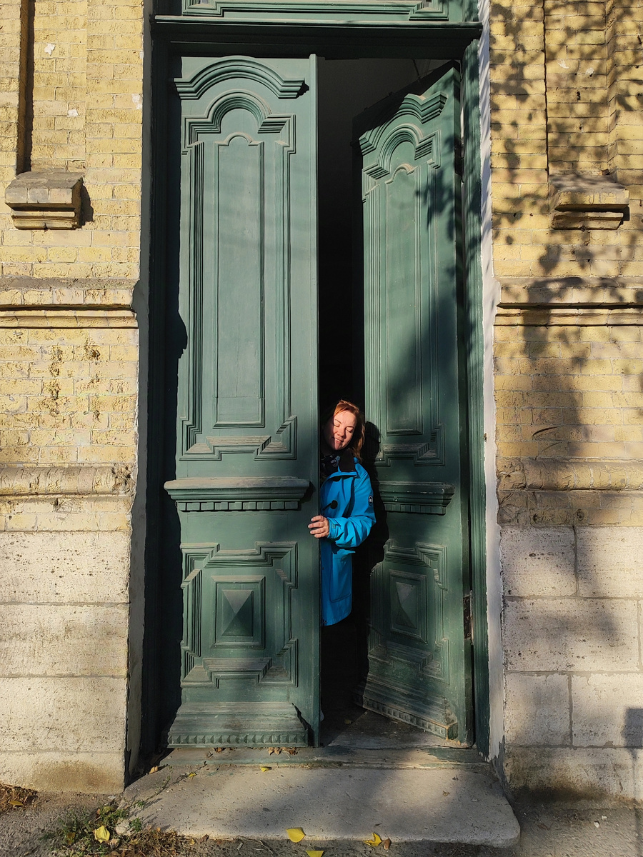 Улица Теплосерная, дом 11. Целое лето "Том Сойер Фест" реставрировал эту дверь силами волонтёров, а владельцы даже не могут смахнуть с неё уличную пыль, чтобы поддержать красоту (ноябрь 2024 года)