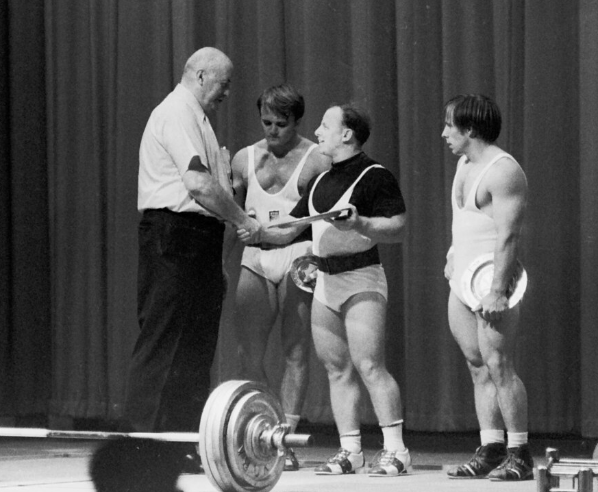 Боб Хоффман лично награждает победителей по "Тяжёлой атлетике". 1971 год.