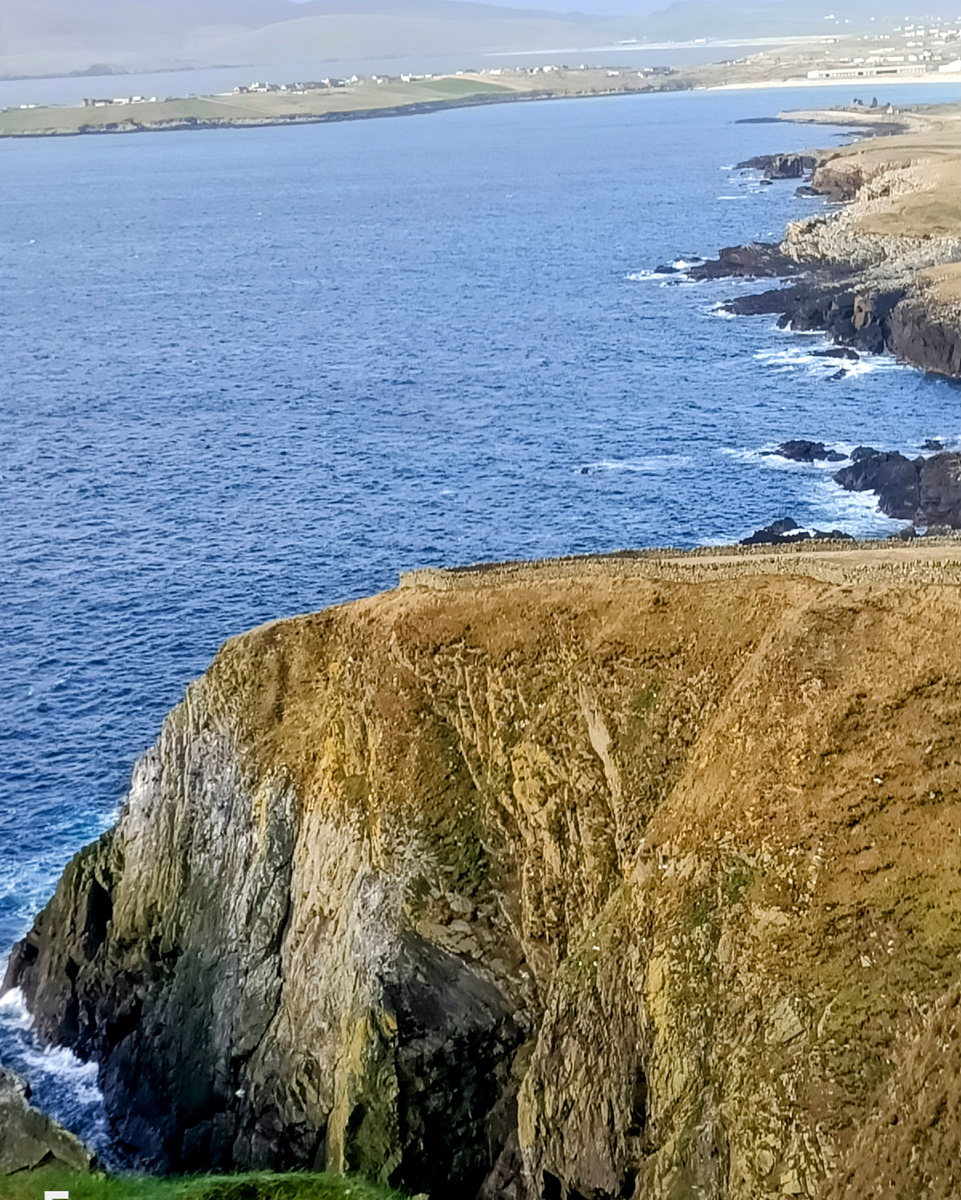 Sumburgh Head. На горизонте аэропорт. Шетландские острова. Шотландия. Фото автора 