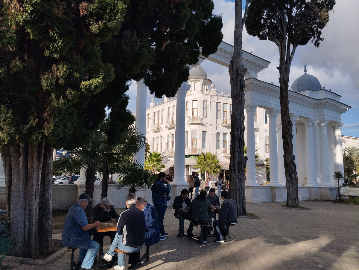 Молодые абхазы играют в домино ДНЁМ в будни!