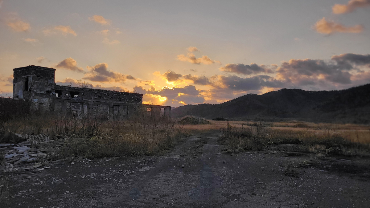В них нет ничего особенного. Просто мой единственный рассвет на Сахалине. 