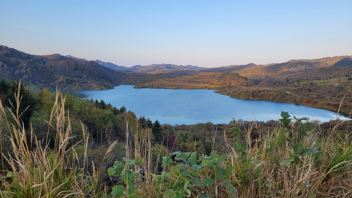 Озеро на рассвете. Названия точно не скажу.