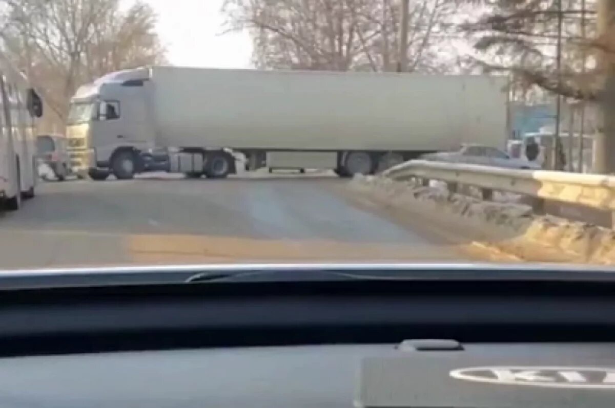    Фура Shacman перекрыла две полосы на Петухова в Новосибирске