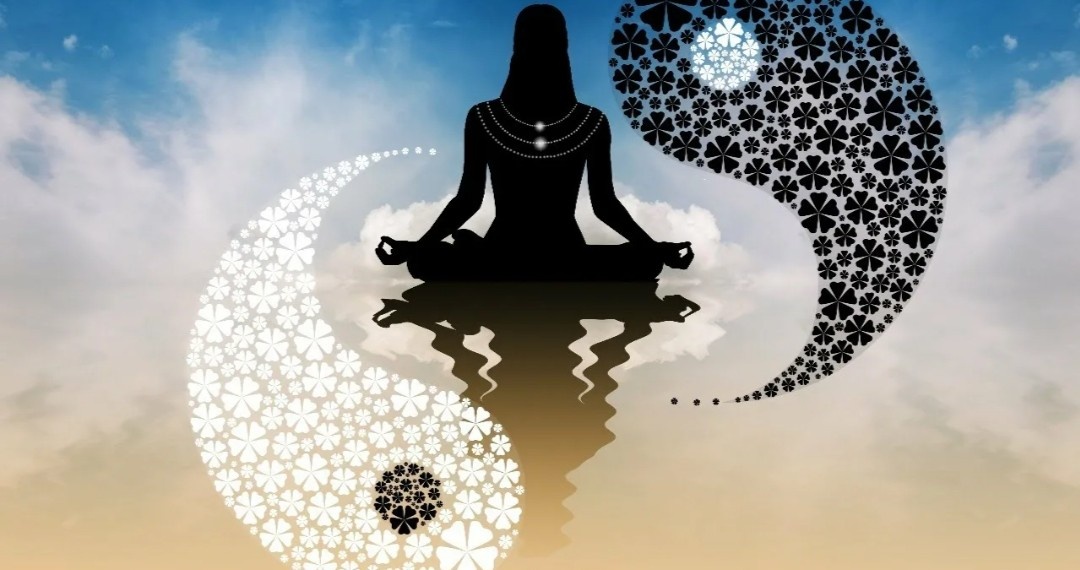 В давние времена, в маленькой деревушке, расположенной у подножия великой горы, жил мудрый монах по имени Сиддхартха. Он был известен своим глубоким пониманием жизни и умением делиться истиной с другими. Каждый день к нему приходили люди из разных уголков страны, чтобы услышать его наставления.

Однажды, к нему пришел юный искатель, полный желаний и вопросов о смысле жизни. Он сказал: "Учитель, я стремлюсь познать истину, но она всегда ускользает от меня. Как мне ее найти?"

Сиддхартха улыбнулся и ответил: "Истина — это как река. Она течет, меняется и никогда не остается на одном месте. Чтобы понять ее, ты должен научиться следовать за ней, а не пытаться поймать."

Молодой человек был озадачен. "Но как я могу следовать за ней, если не знаю, в каком направлении идти?" 

Монах предложил ему отправиться в путешествие к вершине горы, где, по слухам, находился древний храм, хранящий секреты истины. "На твоем пути ты встретишь множество препятствий и учителей. Каждый из них даст тебе частицу понимания."

Юноша, вдохновленный, отправился в путь. Он преодолевал трудные тропы, встречал мудрых людей, которые делились с ним своими знаниями. Один учитель говорил о важности сострадания, другой — о пустоте желаний, третий — о единстве всего сущего. Каждый из них открывал ему что-то новое, но истина оставалась расплывчатой.

В конце концов, юноша достиг вершины горы и нашел храм. Внутри него находился старец с долгой белой бородой. Когда юноша подошел к нему и спросил о сущности истины, старец ответил: "Истина не может быть передана словами. Она должна быть пережита."

Разочарованный, юноша спросил: "Как же мне ее пережить?"

Старец предложил ему медитировать. Он провел дни и ночи в тишине, наблюдая за своим дыханием и мыслями. В один из моментов глубокого спокойствия он вдруг осознал, что истина всегда была внутри него. Она заключалась в его собственном опыте, в его чувствах и восприятии мира.

Вернувшись в свою деревню, юноша поделился своим пониманием с Сиддхартхой. Монах, усмехнувшись, сказал: "Теперь ты понимаешь, что истина — это не цель, а путь. Она раскрывается через опыт, через любовь, сострадание и понимание. Каждый из нас может найти свою истину, следуя за своим внутренним светом."

С тех пор юноша стал мудрым учителем, передавая другим то, что сам узнал о истине. И в этой деревне, у подножия великой горы, люди начали понимать, что истина — это не что-то внешнее, а то, что живет в каждом из нас.