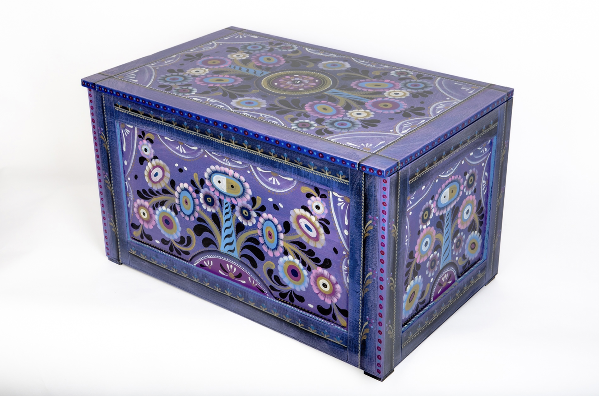 Сундук расписан в мастерской Охтенская слобода