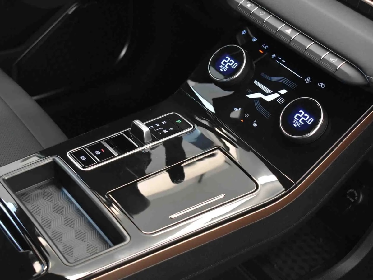 Чтобы водитель и пассажиры чувствовали себя комфортно, в автомобилях EXEED есть много удобных опций, например раздельный климат-контроль