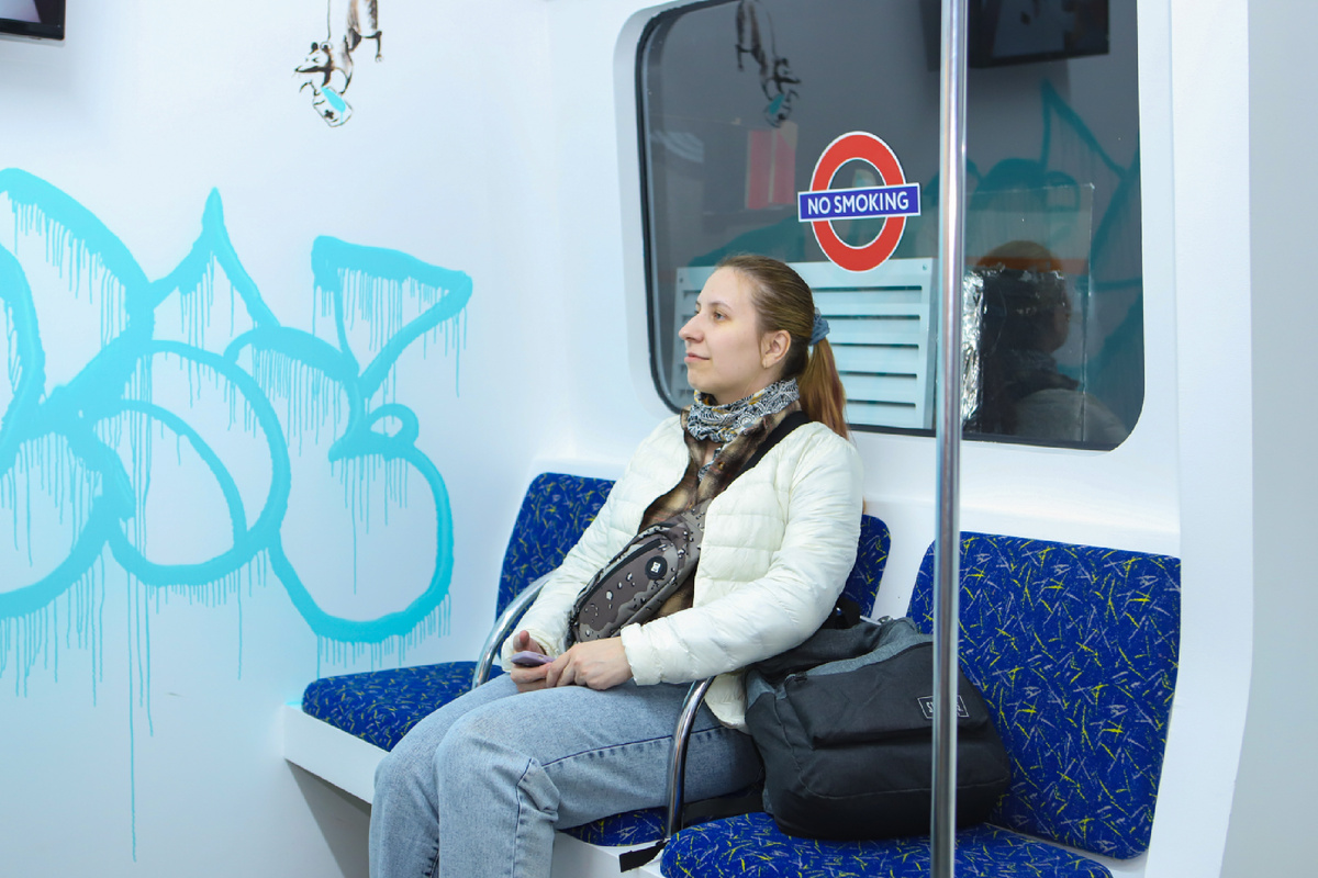 Анна Язовских и одна из работ Бэнкси. Москва 2024