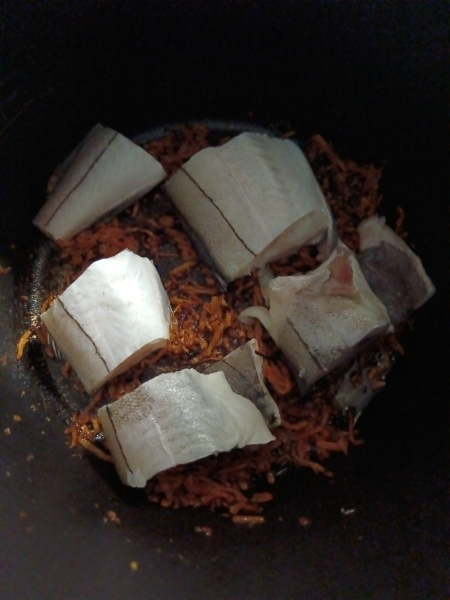 Я решила рыбку порезать просто на кусочки 