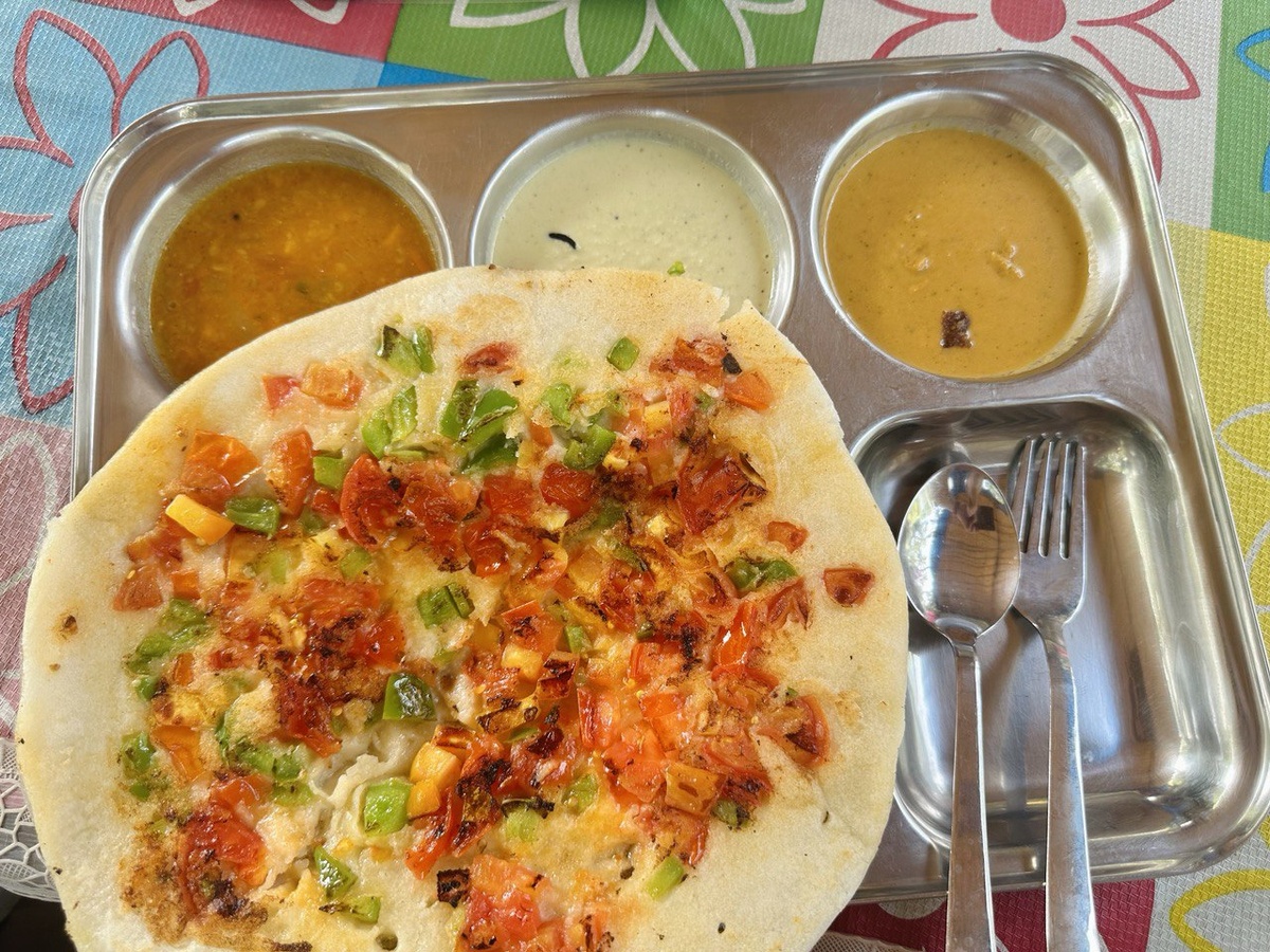 На фото mix veg uttapam - южно-индийская "пицца" 