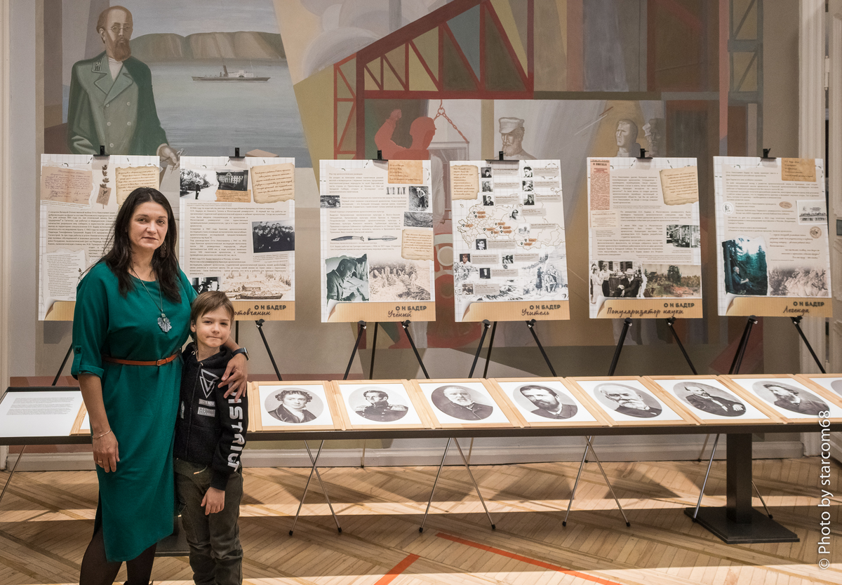 А пока, еще до открытия выставки, гости музея могут самостоятельно ознакомиться со стендами, неожиданно гармонично вписавшимися в интерьеры нашего музея