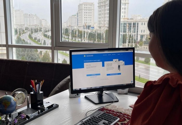 Пользователь создает личный кабинет на платформе «E-Stathasabat и бизнес-регистр».