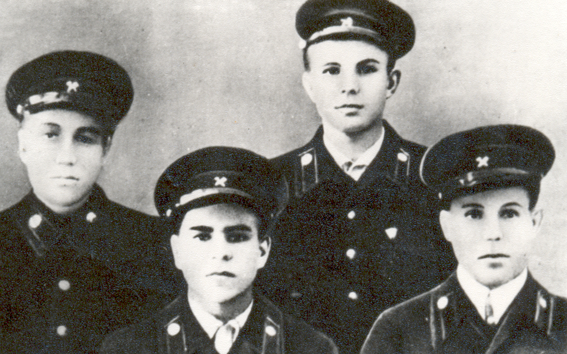 Молодой Юрий Алексеевич в авиационном училище