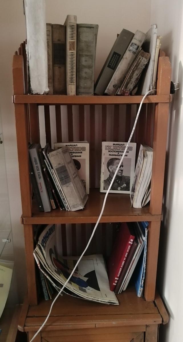 Вот такая книжная этажерка была раньше