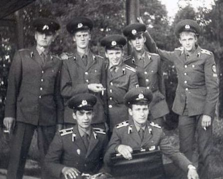 На фото главных героев рассказа нет. Крайний слева - Киселёв Игорь, справа Саша Немирский.