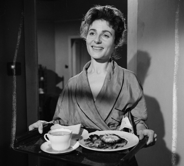 Кадр из фильма "Женщина в халате" (1957)