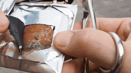 Вздутый аккумулятор, что внутри? Не повторяйте действия на видео! Это опасно! Автор разбирает принудительно разряженный в ноль аккумулятор, которому не страшно замыкание.