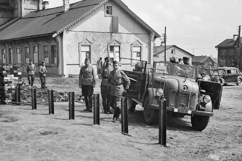 Фотография 20.06.1942 г. с Маннергеймом на железнодорожной станции Медвежья гора, найденная на финском сайте sa-kuva.