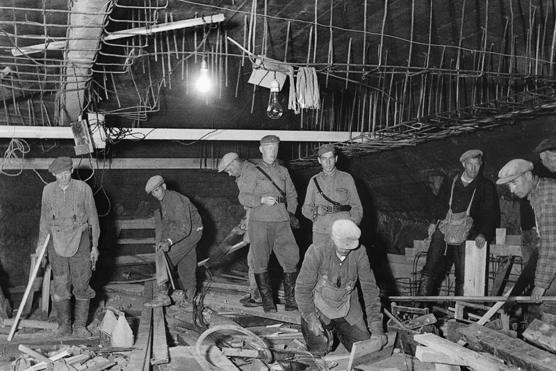 Фотография 1942 г. процесса строительства зала тоннельной казармы узла обороны "Кархумяки", найденная на финском сайте sa-kuva.