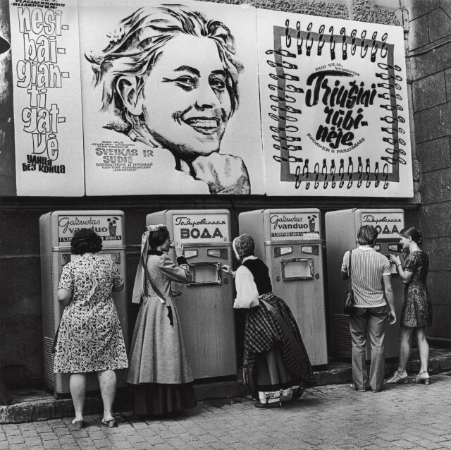 Праздник песни, Кролики в гардеробе, 1970 год, фотограф Антанас Суткус 