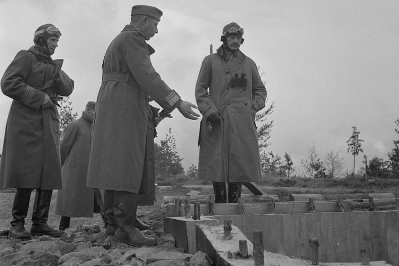 Фотография 1942 г. с Маннергеймом во время инспекции строительства фортификационных сооружений "Кархумяки", найденная на финском сайте sa-kuva.