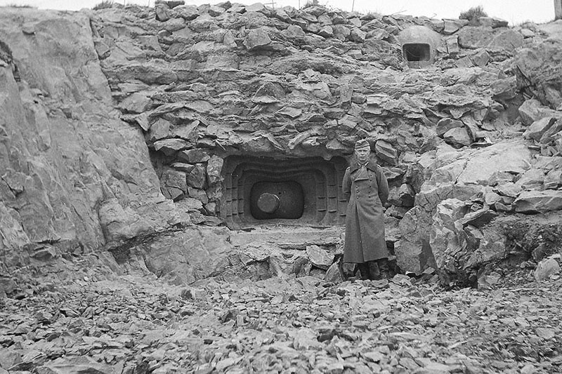Фотография 1942 г. с командиром сектора обороны "Кархумяки" возле ДОТ-а V4, найденная на финском сайте sa-kuva.