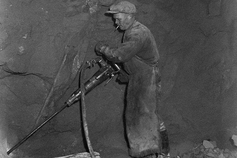 Фотография 1942 г. процесса строительства зала тоннельной казармы узла обороны "Кархумяки", найденная на финском сайте sa-kuva.