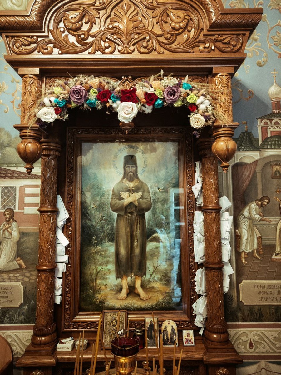 Люди пишут юродивому письма. Наши дни. Мужской старинный монастырь в Подмосковье. Сюда блаженного по приказу императрицы Анны Иоанновны сослали в 1730 году за юродство из Сергиево-Троицкой Лавры. Сам монастырь Основан в 1341 году учеником Сергия Радонежского. Обязательно приезжайте туда. 