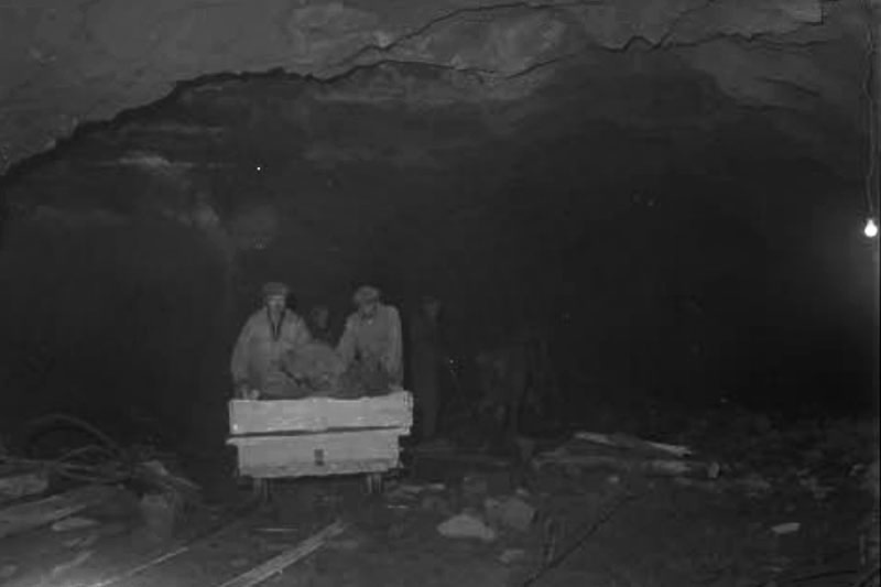 Фотография 1942 г. процесса строительства зала тоннельной казармы узла обороны "Кархумяки", найденная на финском сайте sa-kuva.