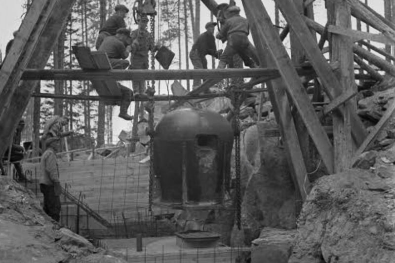 Фотография 1943 г. с процессом установки одной из броневых башенных установок на узле обороны "Кархумяки", найденная на финском сайте sa-kuva.