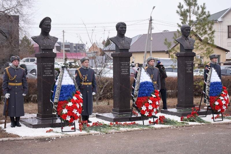    Администрация Оренбурга / Бюсты трех Героев России установили в Оренбурге