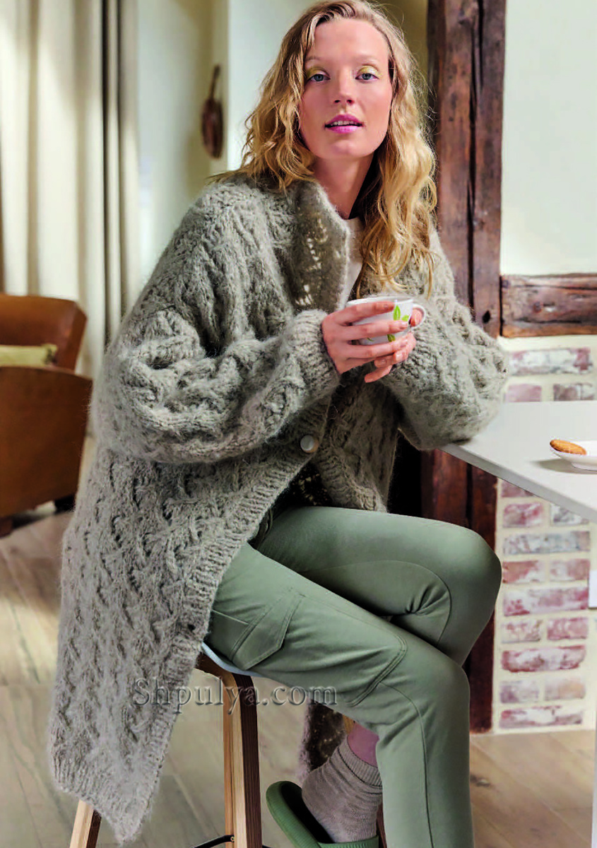 Вязаное пальто с ажурным узором и разрезами по бокам