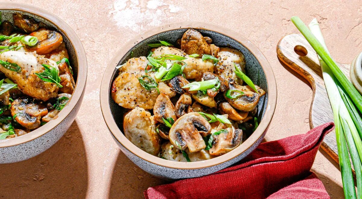   Куриная грудка с грибами на сковороде