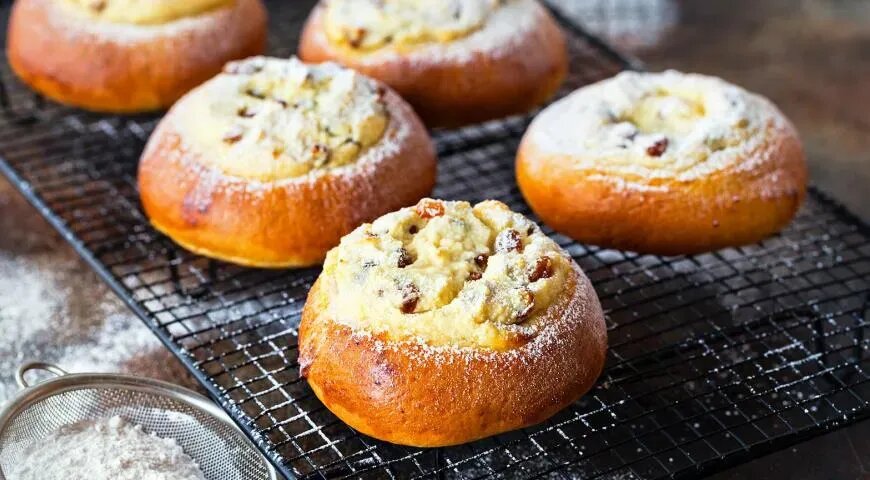   Ватрушки с лимонным творогом и изюмом