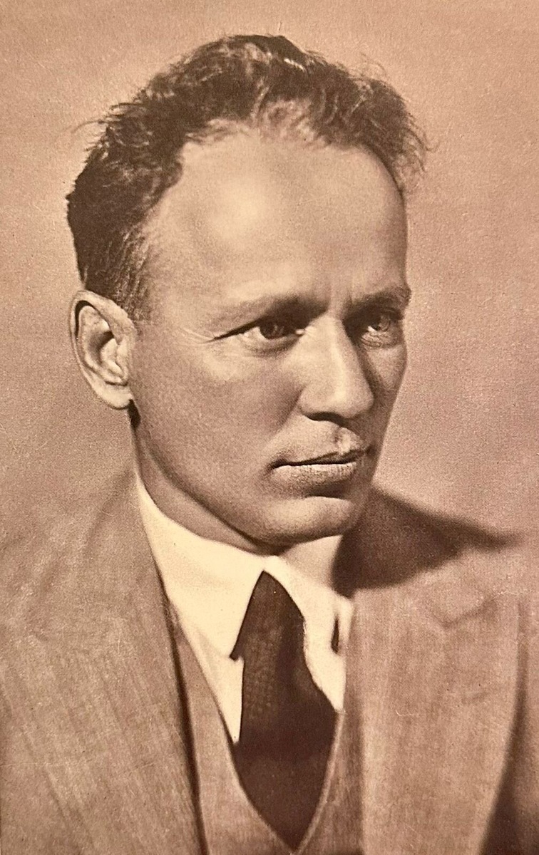 Михаил Александрович Шолохов - советский писатель, певец донского казачества, первый официально признанный Советами из советских нобелевских лауреатов по литературе. 