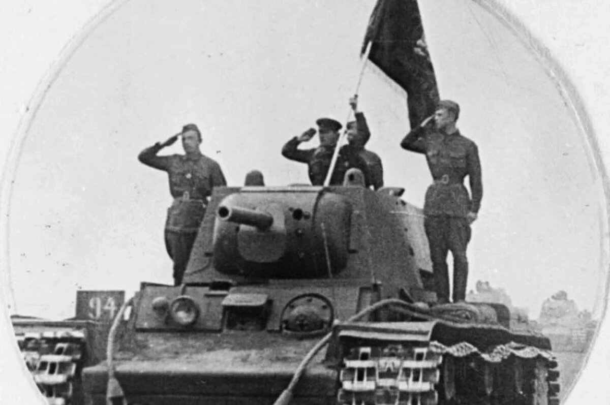    Вручение знамени 96-й танковой бригаде перед отправкой на фронт. Май 1942 г.