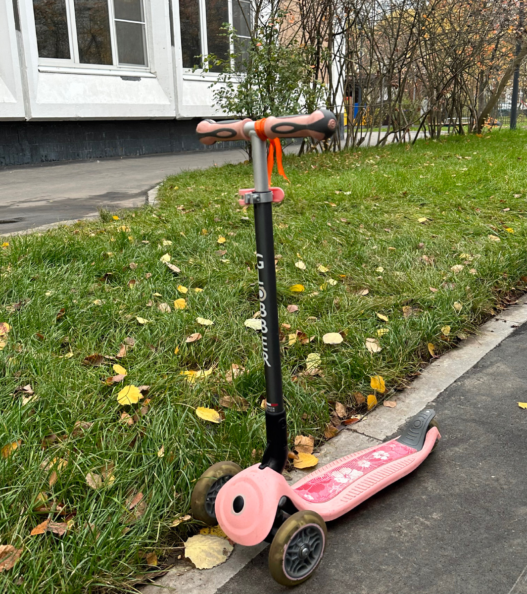 Наш ребенок ходит в государственный детский сад. Пока погода позволяет, добираемся вот так 🛴 От квартиры и до группы наш путь и подготовка занимают 10-12 минут. 