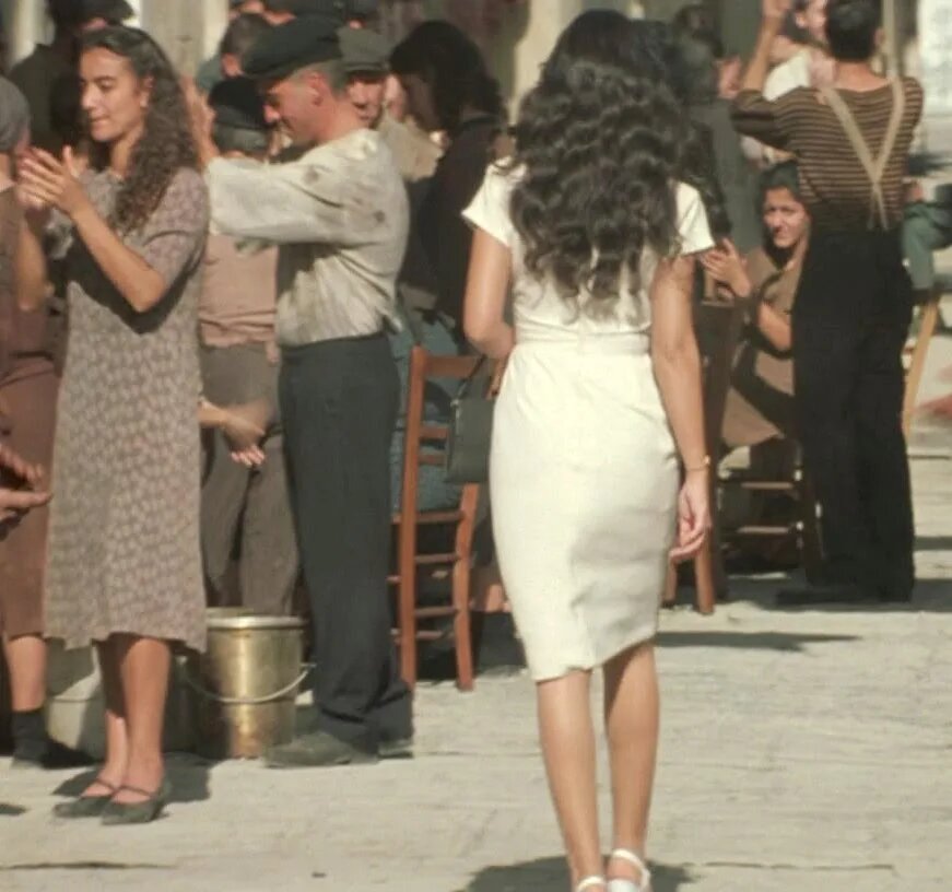 Малена даже слишком выделяется из толпы горожан, она диссонирует с обстановкой вокруг.