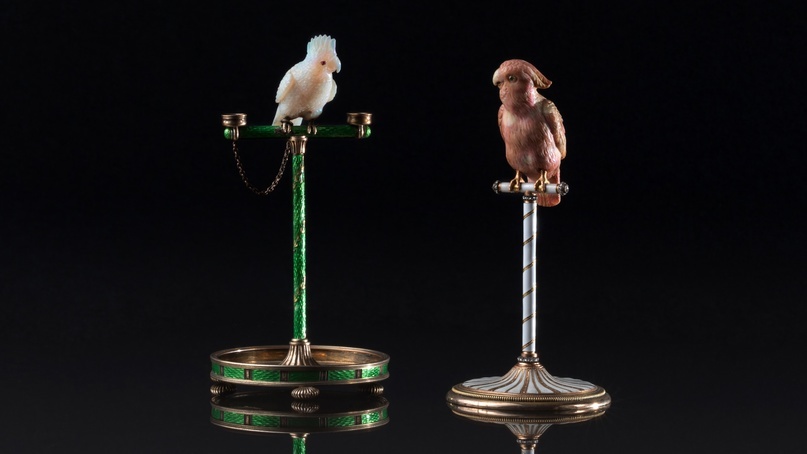 (Слева) Статуэтка «Попугай на жердочке». Санкт-Петербург, 1886-1899 годы. Фирма К. Фаберже, мастер М. Перхин. Собрание Горного музея. Фотограф Павел Долганов. (Справа) Статуэтка «Попугай на жердочке». Санкт-Петербург, 1886-1899 годы. Фирма К. Фаберже, мастер М. Перхин. Собрание Горного музея. Фотограф Павел Долганов.