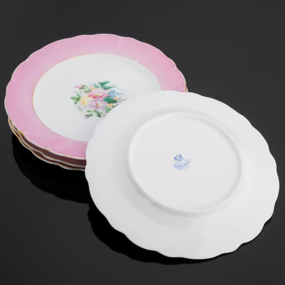 Набор из четырёх тарелок с бортами розового цвета и декором в виде цветочных композиций в центре, фарфор, крытье, роспись, золочение, Фарфоровый завод братьев Корниловых, Российская империя, 1861-1884 гг.