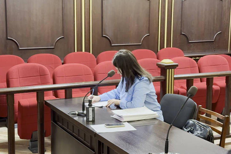    Обвинение зачитала прокурор Линара Чуркина