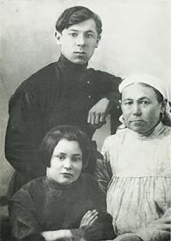 Муса с матерью Рахимой и сестрой Хадичей. 1926 год