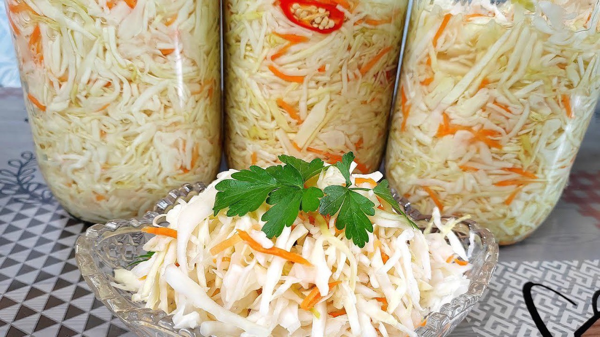 Вкусная капустка на каждый день!Эта закуска готова уже на следующий день и очень вкусная.Ингредиенты:▫️2 кг капусты▫️0,4 кг моркови▫️4 зубчика чеснокаМожно добавить яблоки или свеклу по вкусу.Маринад:▫️150 мл растительного масла▫️150 мл 9% уксуса▫️100 г сахара▫️2 ст. л. соли▫️3 лавровых листа▫️5-6 горошин черного перца▫️0,5 л водыПриготовление:▫️Нашинкуйте капусту, натрите морковь, а чеснок нарежьте пластинками. Плотно уложите все в банку.▫️В кастрюле смешайте все ингредиенты для маринада и доведите до кипения, прокипятите 5 минут. Залейте капусту горячим маринадом.▫️Утром будет готово! Приятного аппетита!