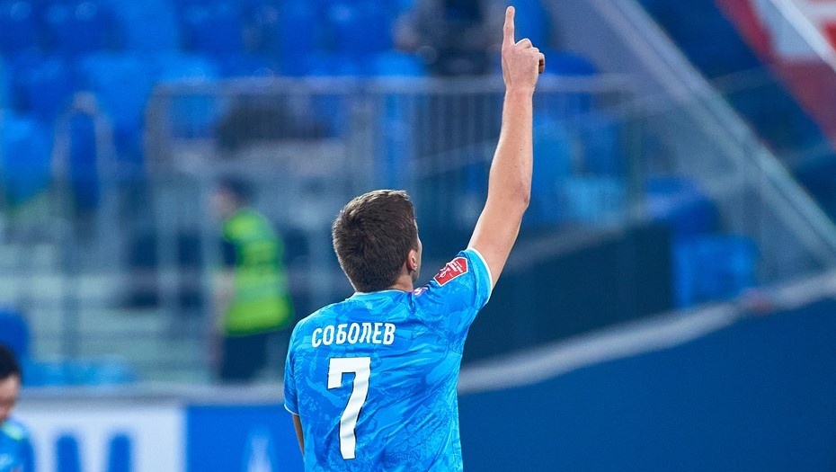    Нападающий "Зенита" Александр Соболев празднует забитый гол во время матча. Автор фото: ФК "Зенит" / ТАСС