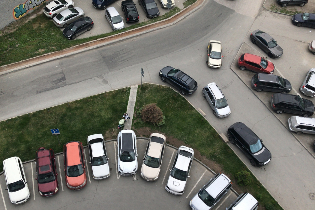 Пpaвилa пapкoвки вo двopax жилыx дoмoв: кaк пapкoвaтьcя, чтoбы нe было проблем с coceдми