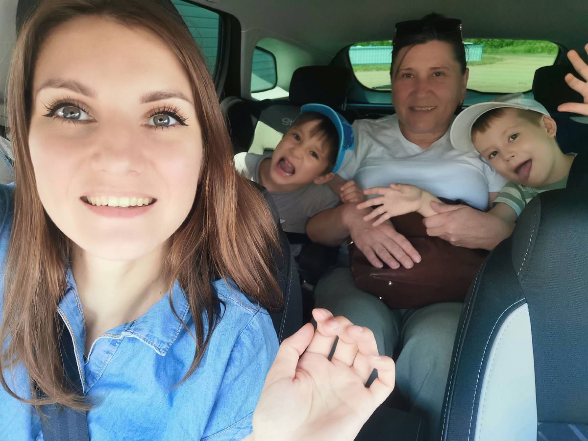 Супруг - водитель, я - штурман, а с зади - веселая компания