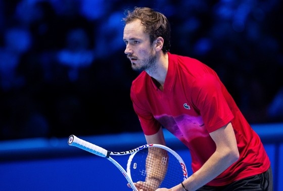    Даниил Медведе играет с ракеткой во время одиночного теннисного матча против Тейлора Фрица