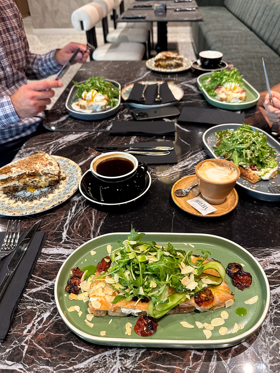 Завтрак в Brera Dorcol: тосты вкусные все (выбирайте на свой вкус), морковный торт чудесный (с большим количеством вкусного крема), вафли суховаты, но сытные.