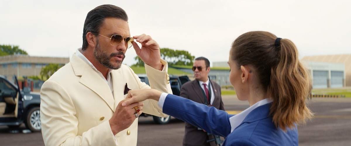 Кадры из фильма «Телохранитель на фрилансе» президент-автократ-диктатор