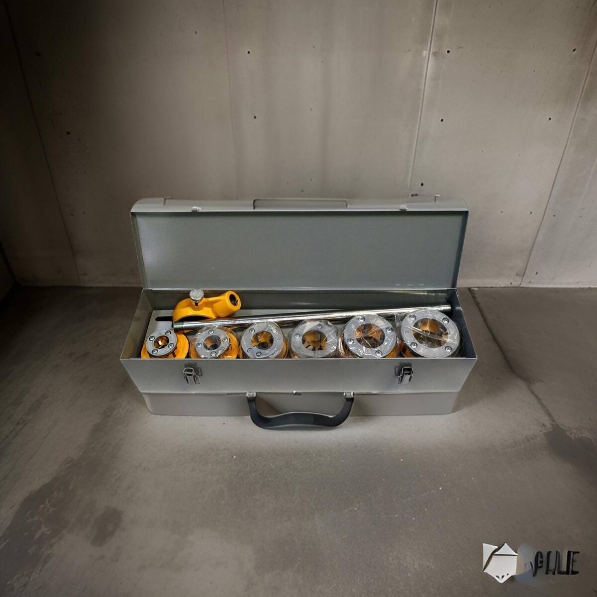 Нарезка резьбы ручным клуппом