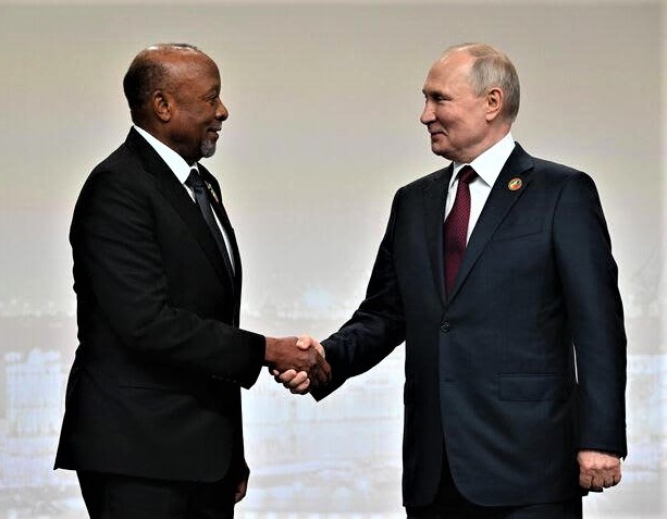 Президенты Владимир Путин и Нанголо Мбумба